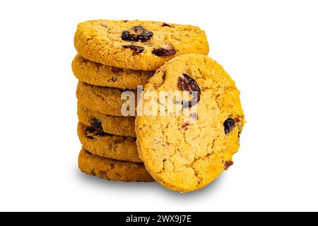 Pile de flocons d'avoine croustillants faits maison et biscuits de canneberge isolés sur fond blanc avec chemin de coupe. Banque D'Images