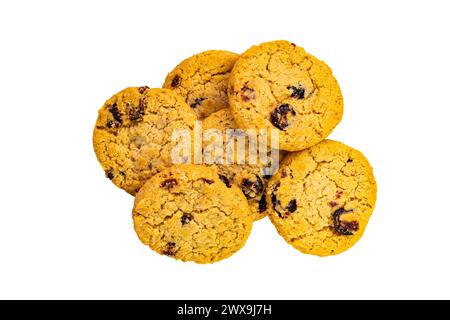 Flocons d'avoine faits maison circulaires et biscuits aux canneberges isolés sur fond blanc avec chemin de découpage. Banque D'Images