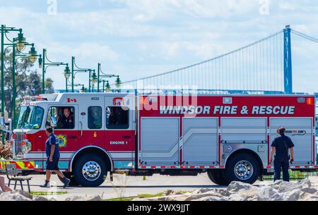 Windsor Fire and Rescue effectue des exercices de formation sur les incendies sur la rivière Détroit, qui sépare les villes de Windsor, Ontario, Canada et Détroit, Michig Banque D'Images