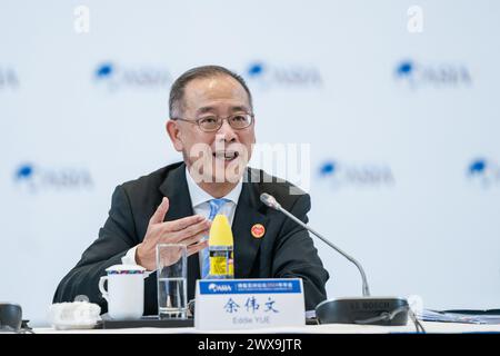 Boao, province chinoise de Hainan. 28 mars 2024. Eddie Yue, directeur général de l'Autorité monétaire de Hong Kong, prend la parole lors de la table ronde sur le thème "financement d'une ceinture et d'une route plus verte" lors de la conférence annuelle 2024 du Forum de Boao pour l'Asie (BFA) à Boao, dans la province de Hainan, au sud de la Chine, le 28 mars 2024. Crédit : Cao Mengyao/Xinhua/Alamy Live News Banque D'Images