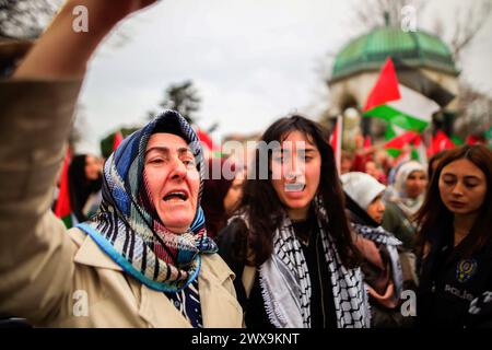 Istanbul, Turquie. 28 mars 2024. Les manifestants scandent des slogans lors de la manifestation contre l'occupation israélienne et réclamaient la liberté de la Palestine organisée par les militants turcs sur la place Sultanahmet. Crédit : SOPA images Limited/Alamy Live News Banque D'Images