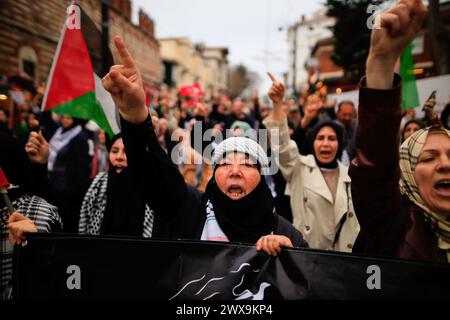 Istanbul, Turquie. 28 mars 2024. Les manifestants scandent des slogans lors de la manifestation contre l'occupation israélienne et réclamaient la liberté de la Palestine organisée par les militants turcs sur la place Sultanahmet. Crédit : SOPA images Limited/Alamy Live News Banque D'Images