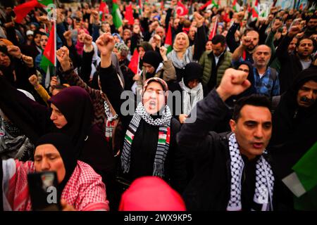 Istanbul, Turquie. 28 mars 2024. Les manifestants scandent des slogans lors de la manifestation contre l'occupation israélienne et réclamaient la liberté de la Palestine organisée par les militants turcs sur la place Sultanahmet. Crédit : SOPA images Limited/Alamy Live News Banque D'Images