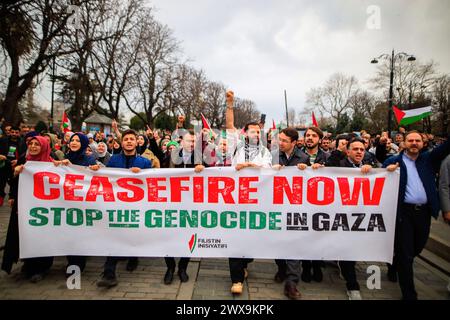 Istanbul, Turquie. 28 mars 2024. Les manifestants tiennent une banderole pendant la manifestation contre l'occupation israélienne et demandent la liberté de la Palestine organisée par les militants turcs sur la place Sultanahmet. Crédit : SOPA images Limited/Alamy Live News Banque D'Images