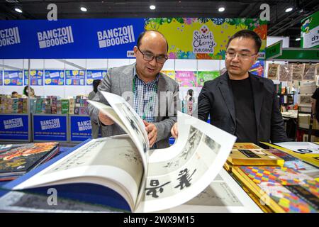 Bangkok, Thaïlande. 28 mars 2024. Les visiteurs choisissent des livres chinois à la Foire internationale du livre de Bangkok 2024 à Bangkok, Thaïlande, le 28 mars 2024. La foire du livre a débuté ici jeudi et durera jusqu'au 8 avril. Crédit : Wang Teng/Xinhua/Alamy Live News Banque D'Images