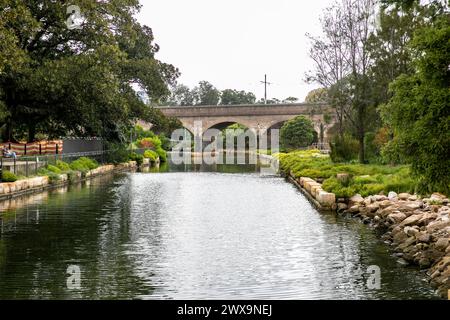 Glebe, Sydney, Johnstons Creek et la zone des zones humides approchant le viaduc ferroviaire classé au patrimoine arcs le chemin de fer de Glebe and Wentworth Park, Australie Banque D'Images