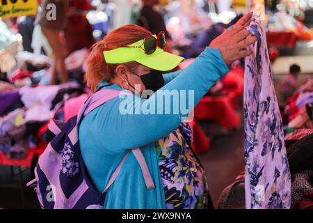 Non exclusif : 27 mars 2024, Mexico, Mexique : une personne choisit des vêtements d'occasion à acheter à bas prix au marché en plein air 'El Salado' loca Banque D'Images