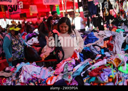 Non exclusif : 27 mars 2024, Mexico, Mexique : une personne choisit des vêtements d'occasion à acheter à bas prix au marché en plein air 'El Salado' loca Banque D'Images