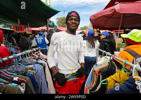 Non exclusif : 27 mars 2024, Mexico, Mexique : une personne choisit des vêtements d'occasion à acheter à bas prix au marché en plein air 'El Salado' loca Banque D'Images