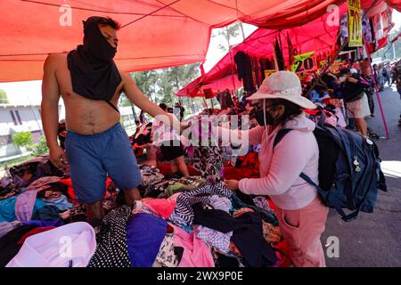 Non exclusif : 27 mars 2024, Mexico, Mexique : une personne choisit des vêtements d'occasion à acheter à bas prix au marché en plein air 'El Salado' loca Banque D'Images