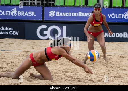 Saquarema, Brésil. 28 mars 2024. CAO Shuting/Zhu Lingdi de Chine concourent pendant la phase préliminaire féminine de qualification entre Cao Shuting/Zhu Lingdi de Chine et Natasha/Giulia du Brésil au World Beach volleyball Pro Tour Challenge 2024 à Saquarema, Brésil, le 28 mars 2024. Crédit : Wang Tiancong/Xinhua/Alamy Live News Banque D'Images