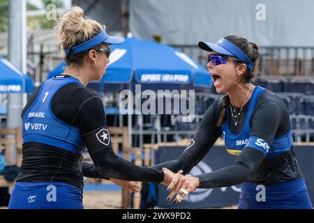 Saquarema, Brésil. 28 mars 2024. Natasha/Giulia (R) du Brésil réagissent lors de la phase préliminaire féminine de qualification entre Cao Shuting/Zhu Lingdi de Chine et Natasha/Giulia du Brésil au World Beach volleyball Pro Tour Challenge 2024 à Saquarema, Brésil, le 28 mars 2024. Crédit : Wang Tiancong/Xinhua/Alamy Live News Banque D'Images