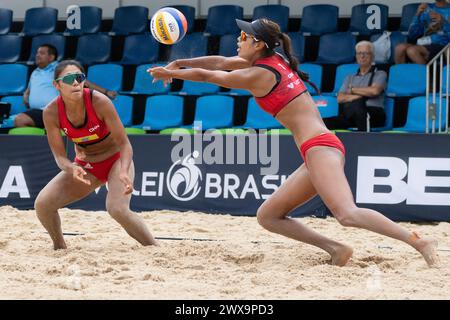 Saquarema, Brésil. 28 mars 2024. CAO Shuting (R)/Zhu Lingdi de Chine concourent pendant la phase préliminaire féminine de qualification entre Cao Shuting/Zhu Lingdi de Chine et Natasha/Giulia du Brésil au World Beach volleyball Pro Tour Challenge 2024 à Saquarema, Brésil, le 28 mars 2024. Crédit : Wang Tiancong/Xinhua/Alamy Live News Banque D'Images