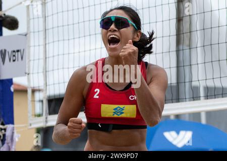 Saquarema, Brésil. 28 mars 2024. Zhu Lingdi de Chine réagit lors de la phase préliminaire de qualification féminine entre Cao Shuting/Zhu Lingdi de Chine et Natasha/Giulia du Brésil au World Beach volleyball Pro Tour Challenge 2024 à Saquarema, Brésil, le 28 mars 2024. Crédit : Wang Tiancong/Xinhua/Alamy Live News Banque D'Images