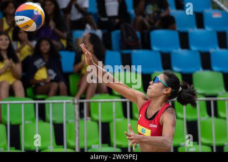 Saquarema, Brésil. 28 mars 2024. Zhu Lingdi de Chine participe à la phase préliminaire féminine de qualification entre Cao Shuting/Zhu Lingdi de Chine et Natasha/Giulia du Brésil au World Beach volleyball Pro Tour Challenge 2024 à Saquarema, Brésil, le 28 mars 2024. Crédit : Wang Tiancong/Xinhua/Alamy Live News Banque D'Images
