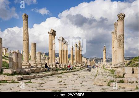 colonnes le long du cardo maximus dans les ruines romaines gréco de jerash en jordanie Banque D'Images