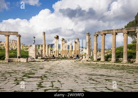 colonnes le long du cardo maximus dans les ruines romaines gréco de jerash en jordanie Banque D'Images