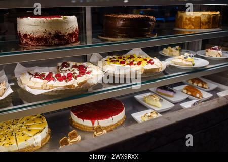 Assortiment de gâteaux présentés dans un coffret en verre Banque D'Images