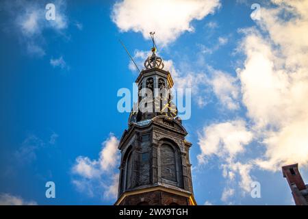 Montez au sommet d'une ancienne église d'Amsterdam pour une vue panoramique, où les flèches historiques touchent le ciel dans ce paysage urbain européen emblématique. Banque D'Images