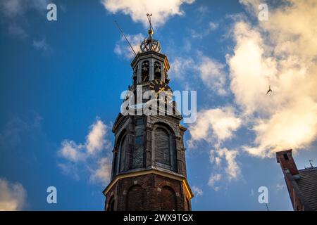 Montez au sommet d'une ancienne église d'Amsterdam pour une vue panoramique, où les flèches historiques touchent le ciel dans ce paysage urbain européen emblématique. Banque D'Images