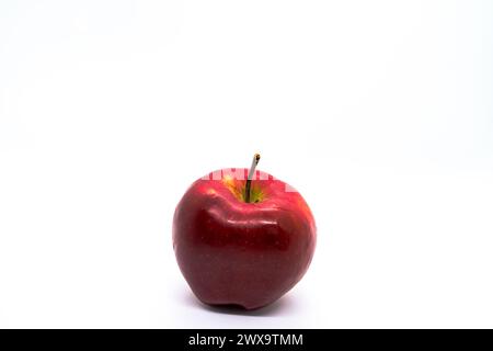 Un arrière-plan rouge-blanc offre un fruit vibrant et juteux isolé sur un fond blanc propre, incarnant la fraîcheur et la santé. Banque D'Images