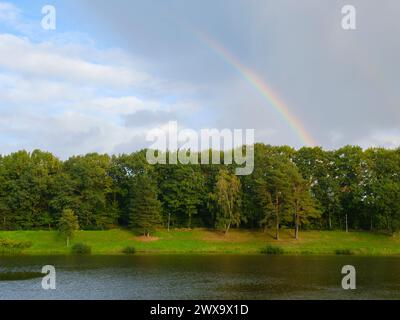 Arc-en-ciel au Dortmund-EMS-Kanal Banque D'Images