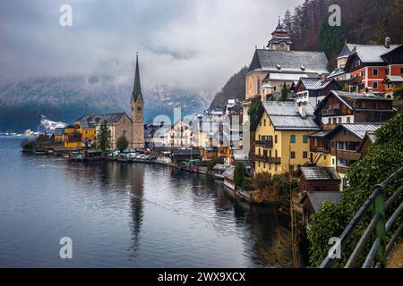 Hallstatt, Autriche - vue classique du célèbre Hallstatt, ville au bord du lac protégée par l'UNESCO et église luthérienne de Hallstatt lors d'une journée froide et fébrile Banque D'Images