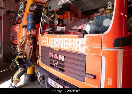 Löschfahrzeuge der Berliner Feuerwehr stehen in der Fahrzeughalle der Feuerwache 1300 in der Oderberger Straße in Berlin-Prenzlauer Berg. / Les pompiers des pompiers de Berlin sont stationnés dans le hall des véhicules de la caserne de pompiers 1300 à Oderberger Straße à Berlin-Prenzlauer Berg. Berliner Feuerwehr *** les pompiers des pompiers de Berlin sont stationnés dans le hall des véhicules de la caserne de pompiers 1300 à Oderberger Straße à Berlin Prenzlauer Berg les pompiers des pompiers de Berlin sont stationnés dans le hall des véhicules de la caserne de pompiers 1300 à Oderberger Straße à Berlin Prenzlauer Berg Berlin sapin Banque D'Images