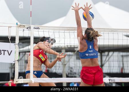Saquarema, Brésil. 28 mars 2024. Zeng Jinjin (G), de Chine, atteint des pointes lors de la phase préliminaire féminine de qualification entre Kadeliye/Zeng Jinjin, de Chine, et Poletti Giuliana/Ovelar Laura, du Paraguay, au World Beach volleyball Pro Tour Challenge 2024 à Saquarema, Brésil, le 28 mars 2024. Crédit : Claudia Martini/Xinhua/Alamy Live News Banque D'Images