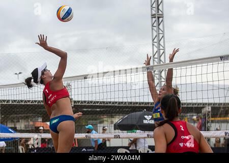 Saquarema, Brésil. 28 mars 2024. Kadeliye (G)/Zeng Jinjin de Chine concourent pendant la phase préliminaire féminine de qualification entre Kadeliye/Zeng Jinjin de Chine et Poletti Giuliana/Ovelar Laura du Paraguay au World Beach volleyball Pro Tour Challenge 2024 à Saquarema, Brésil, le 28 mars 2024. Crédit : Claudia Martini/Xinhua/Alamy Live News Banque D'Images
