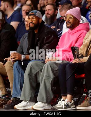 28.03.2024, Euroleague Basketball, FC Bayern Basketball vs FC Barcelona Basketball, BMW Park, Muenchen, im Bild: Eric Maxim Choupo-Moting FC Bayern Muenchen mit Freund als Gast beim FCB Basketball *** 28 03 2024, Euroleague Basketball, FC Bayern Basketball vs FC Barcelona Basketball, BMW Park, Munich, sur la photo Eric Maxim Choupo Moting FC Bayern Muenchen avec un ami comme invité au FCB Basketball Banque D'Images