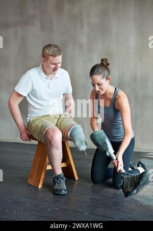 Physiothérapeute, réadaptation et prothèse de jambe en clinique pour le soutien, la physiothérapie et l'exercice. Physiothérapeute, personne d'aide et de formation Banque D'Images