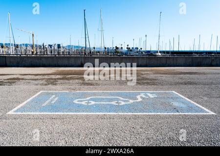 Parkplatz für ein Elektroauto am Strand à Barcelone, Espagne Barcelona Katalonien Spanien *** parking pour une voiture électrique sur la plage de Barce Banque D'Images