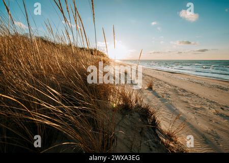Le soleil se couche sur une plage du lac Michigan dans le parc national Indiana Dunes Banque D'Images