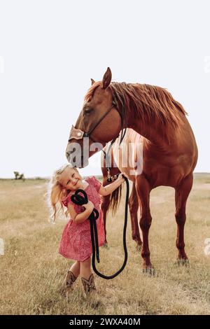 cow-girl blonde salée de 3 ans et rouge Banque D'Images