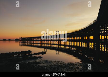 Coucher de soleil à la jetée Rio Tinto à Huelva Banque D'Images