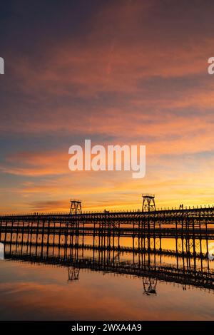 Coucher de soleil à la jetée Rio Tinto à Huelva Banque D'Images