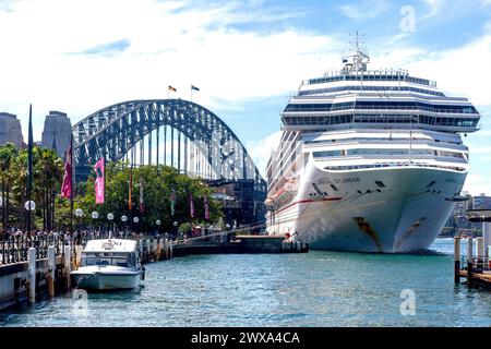 Bateau de croisière Carnival Splendor amarré par Sydney Harbour Bridge, Circular Quay West, Sydney, Nouvelle-Galles du Sud, Australie Banque D'Images