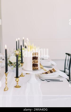 Élégant gâteau de mariage exposé avec table chic Banque D'Images