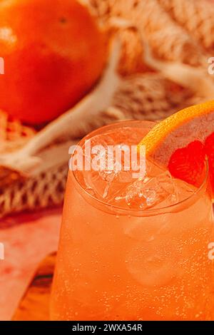 Gros plan sur le cocktail ou le Mocktail pétillant Summer Pink Grapefruit Banque D'Images