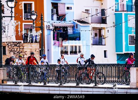 Cyclistes traversant le pont de Villajoyosa le jour du vélo. Banque D'Images