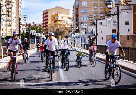 Cyclistes traversant le pont de Villajoyosa le jour du vélo. Banque D'Images