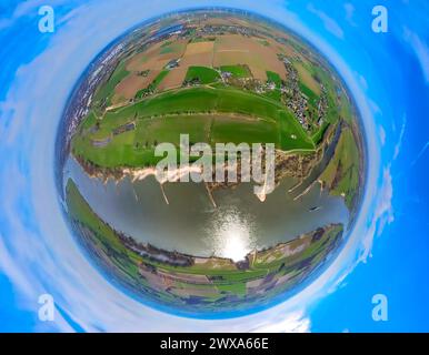 Luftbild, Dornick-Deich, LSG Landschaftsschutzgebiet Dornicker Ward, Teil der natürlichen Flussaue des Rheins, Erdkugel, Fisheye Aufnahme, Fischaugen Aufnahme, 360 Grad Aufnahme, petit monde, petite planète, Fisheye Bild, Dornick, Emmerich am Rhein, Nordrhein-Westfalen, Deutschland ACHTUNGxMINDESTHONORARx60xEURO *** vue aérienne, dyke de Dornick, zone de conservation du paysage LSG Dornicker Ward, partie de la plaine inondable naturelle du Rhin, globe terrestre, image fisheye, image fisheye, image fisheye, image 360 degrés, petit monde, petite planète, image fisheye, Dornick, Emmerich am Rhein, Rhénanie du Nord-Westphalie, Allemagne A Banque D'Images