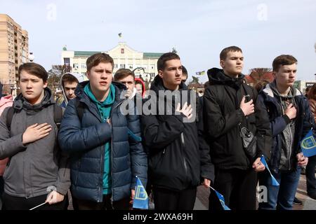 IRPIN, UKRAINE - 28 MARS 2024 - les jeunes hommes sont à l'honneur lors des événements qui se tiennent sur la place centrale marquant le deuxième anniversaire de la libération de la ville des envahisseurs russes, Irpin, région de Kiev, dans le nord de l'Ukraine. Banque D'Images