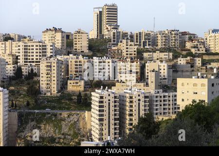 La ville de Ramallah en Cisjordanie photographiée le deuxième jour d’une mission diplomatique en Israël et dans les territoires palestiniens, jeudi 28 mars 2024. Elle appellera à un cessez-le-feu immédiat dans la guerre en cours d'Israël dans la bande de Gaza, à la libération des otages après l'attaque du Hamas en octobre, et à une solution à deux États. Selon le ministre, il y a encore de l'espoir pour un cessez-le-feu avant la fin du ramadan en avril. Elle réitérera également que la Belgique est disponible pour organiser une conférence préparatoire de paix. BELGA PHOTO NICOLAS MAETERLINCK Banque D'Images