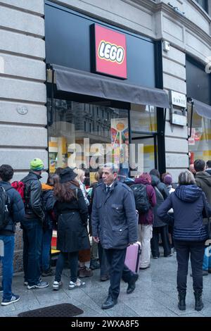 Milan, Italie. 29 mars 2024. Via Dante. Apertura nuovo LegoStore.- Cronaca- Milano, Italia - Venerd&#xec ; 29 Marzo 2024(Foto Alessandro Cimma/Lapresse) Dante Street. Ouverture du nouveau LegoStore.- News- Milan, Italie - vendredi 29 mars 2024 (photo Alessandro Cimma/Lapresse) crédit : LaPresse/Alamy Live News Banque D'Images