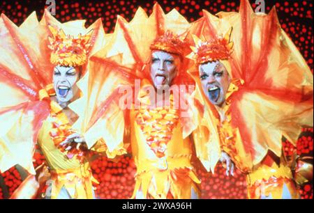 GUY PEARCE TERENCE TIMBRE et HUGO TISSENT dans LES AVENTURES DE PRISCILLA, REINE DU DÉSERT 1994 réalisateur / écrivain STEPHAN ELLIOTT costumes design Tim Chappel et Lizzy Gardiner Australian film Finance Corporation (AFFC) / latent image Productions Pty. Ltd. / Films spécifiques / Office du cinéma et de la télévision de Nouvelle-Galles du Sud / PolyGram Filmed Entertainment Banque D'Images