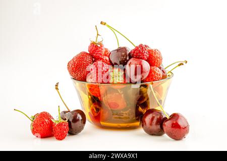 Un mélange de petits fruits rouges appétissants dans un bol. Mise au point sélective avec faible profondeur de champ. Banque D'Images