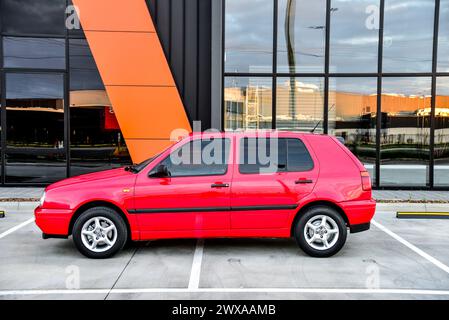 VW Volkswagen Golf Flash Rouge et noir sur une séance photo ensoleillée de fin d'après-midi Banque D'Images