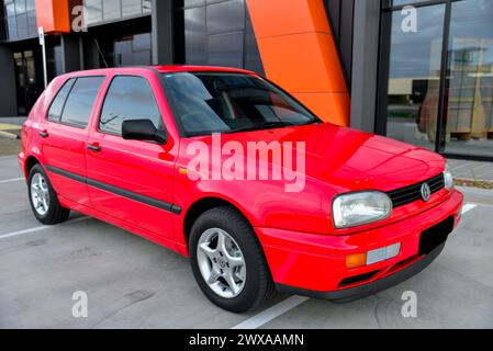 VW Volkswagen Golf Flash Rouge et noir sur une séance photo ensoleillée de fin d'après-midi Banque D'Images